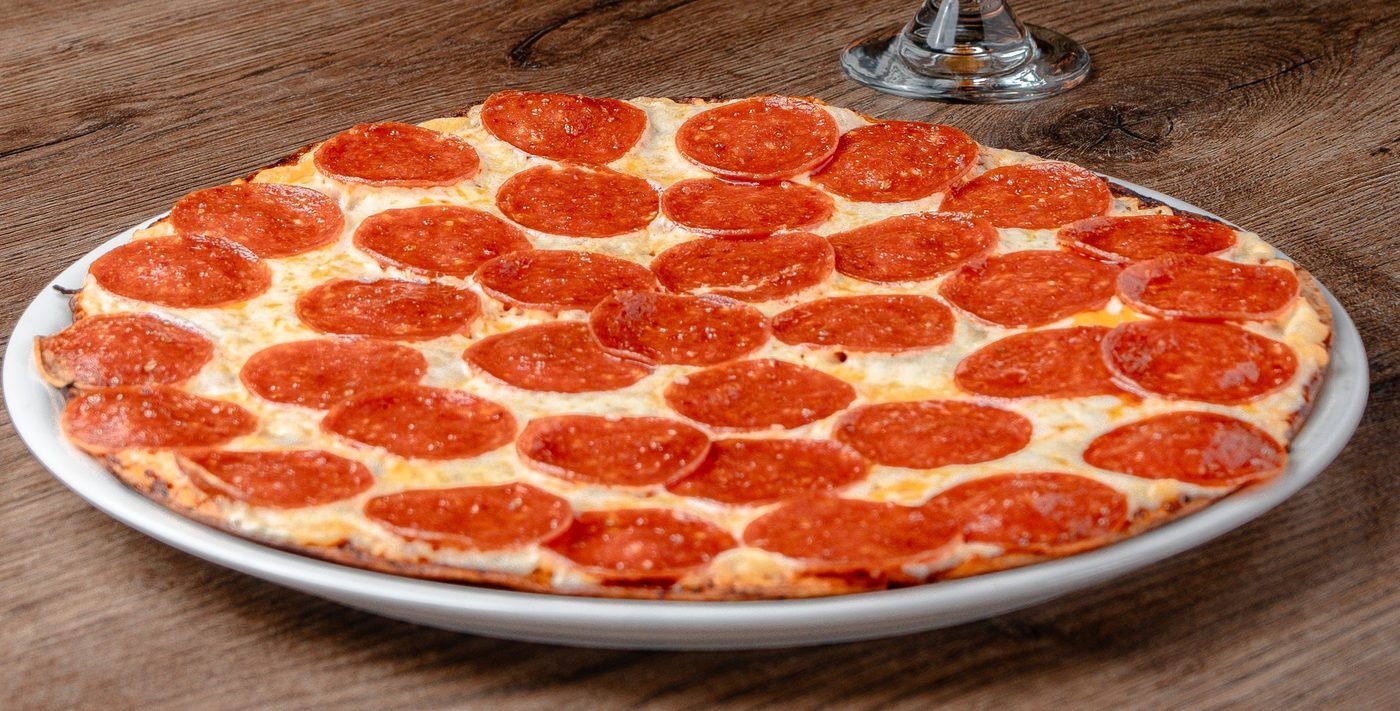 Pizza de pepperoni de masa delgada y crocante de Trattoria Grappolo, Rionegro, recién salida del horno
