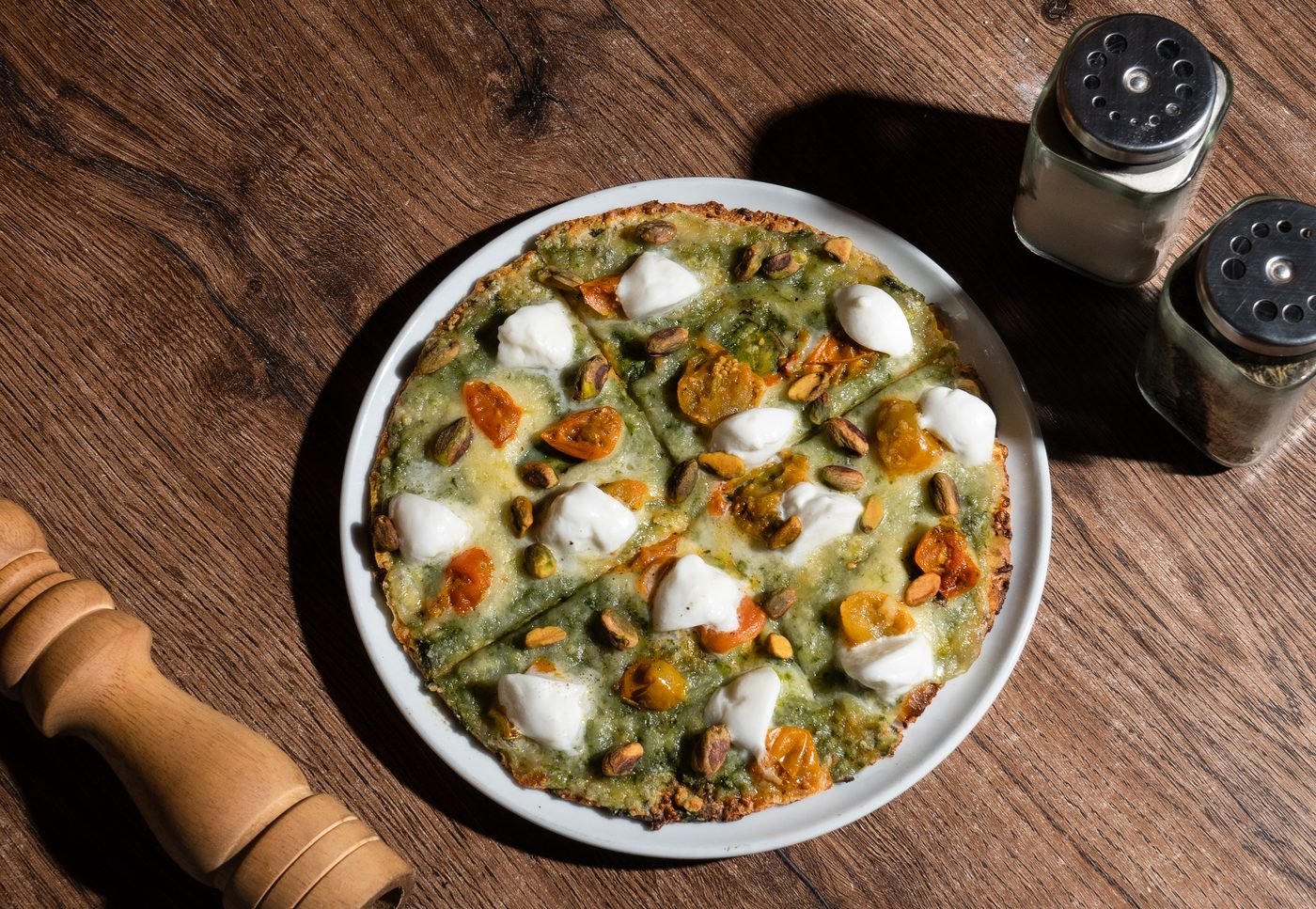 Pizza Pistacia de masa delgada de Trattoria Grappolo, disponible con opción sin gluten