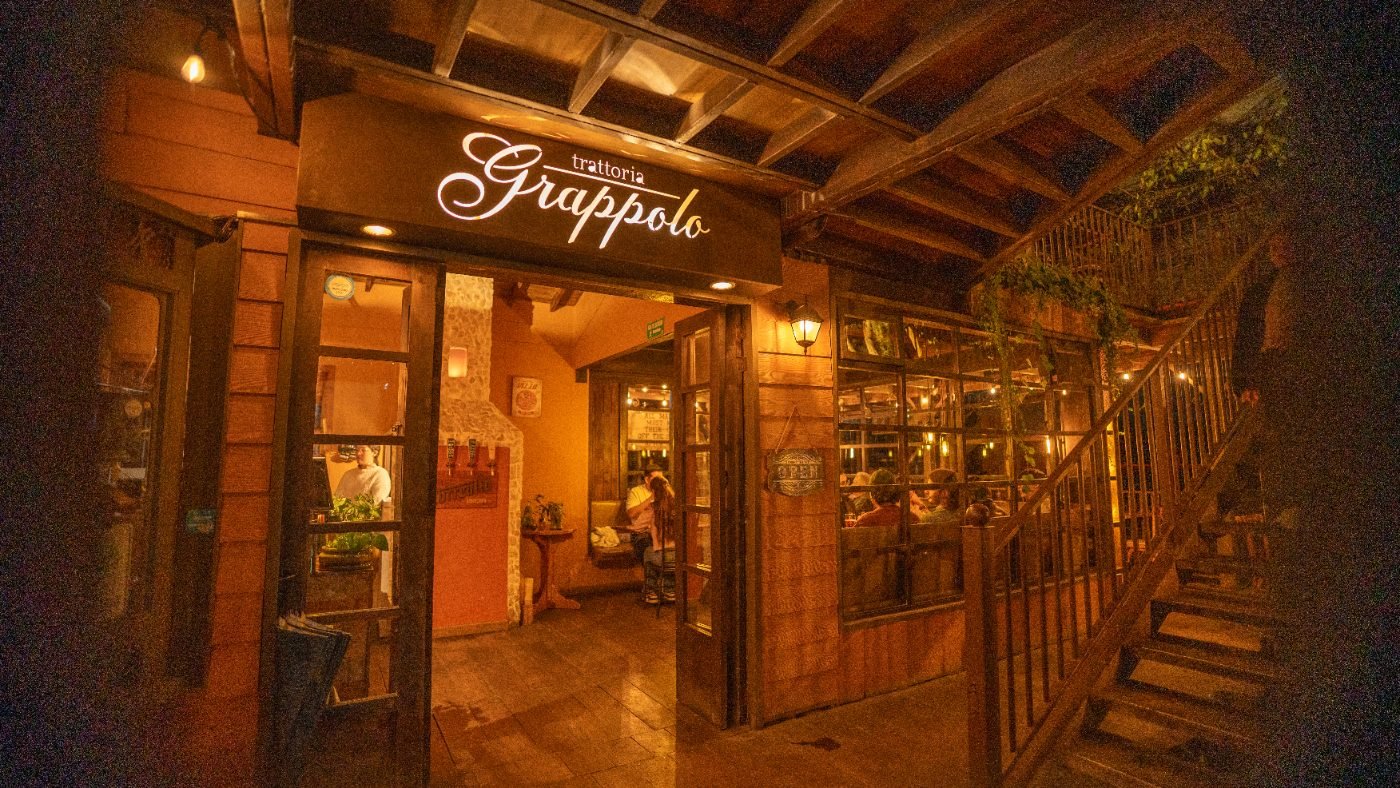 Salón de luz cálida en Trattoria Grappolo Pontezuela