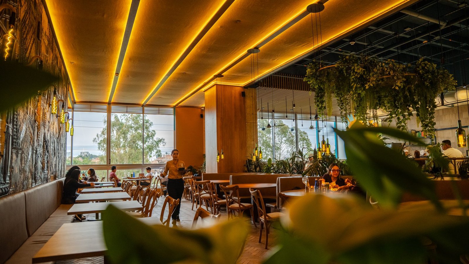 Salón de luz cálida en Trattoria Grappolo Pontezuela
